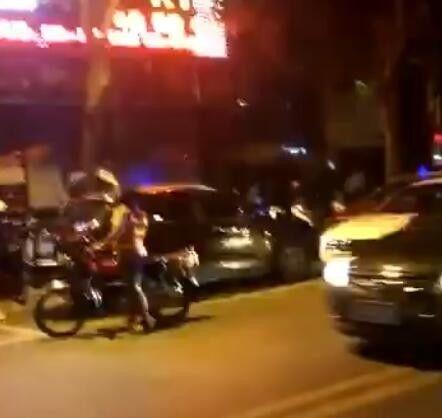 温州网友打架爆料事件最新,网络暴力升级，网友实名曝光引发社会关注